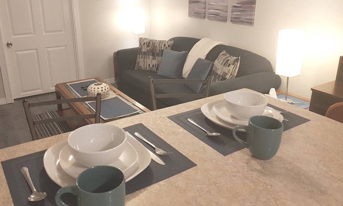 Sarnia Apartamento | Contractors/Trades - Private Apt in Central Sarnia