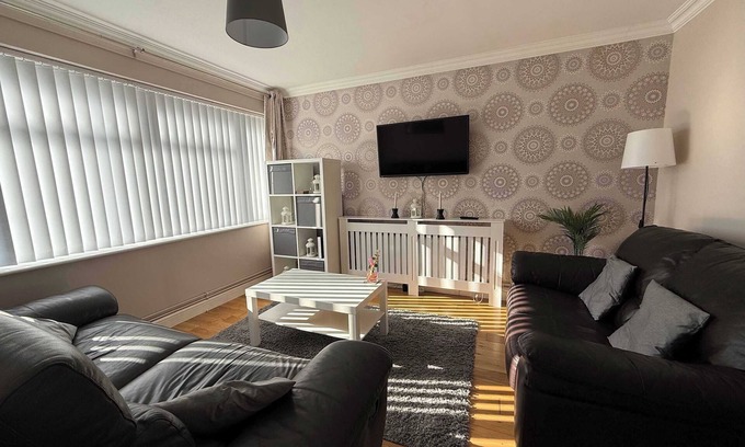 Luton Casa | Convenient 4 Bedroom House with Garden in Luton