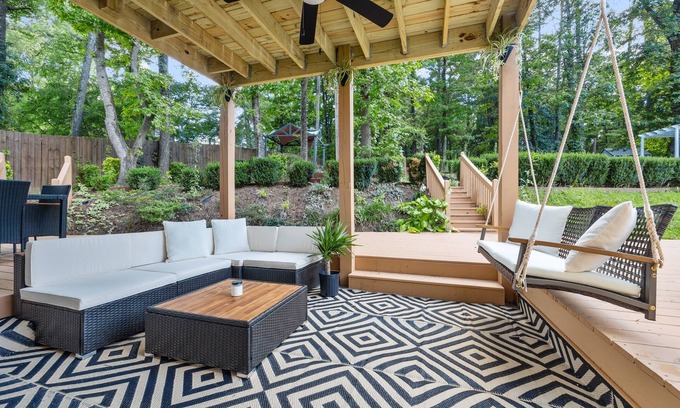Riverdale Casa | Convenient City Retreat with MASSIVE Backyard, 10 mins from Airport