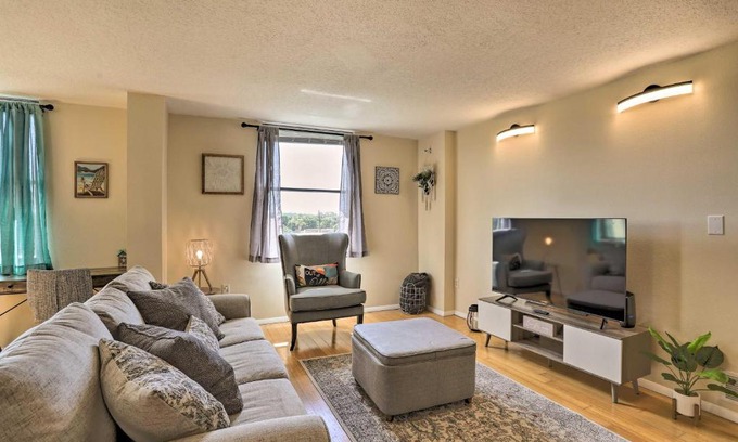 Clearwater Apartamento | Convenient Clearwater Condo Less Than 4 Mi to Beach!