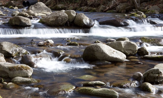 Gatlinburg Condominio | Convenient Creekside condo with large wrap around balcony, close to everything!