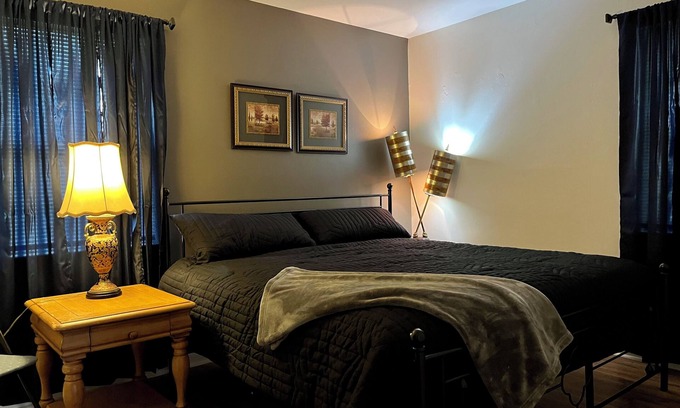 Cullman Apartamento | Convenient, curbside Duplex close to Cullman businesses and restaurants!