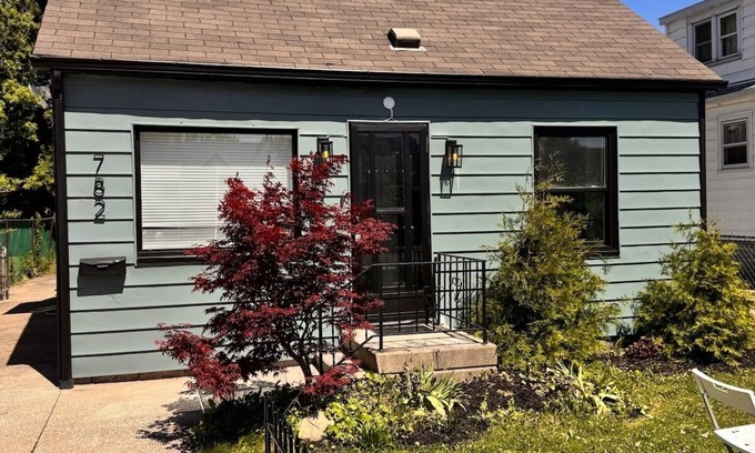 Windsor Casa | Convenient Family Home in Remington Park