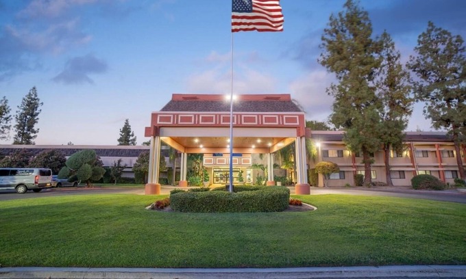 Raisin Hotel | Convenient Fresno Stay – Minutes from Airport w/Free Shuttle