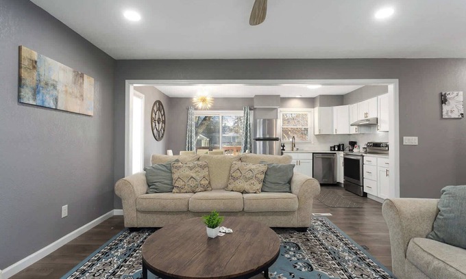 Overland Park Casa | 4 KING BEDS Updated+Convenient Location