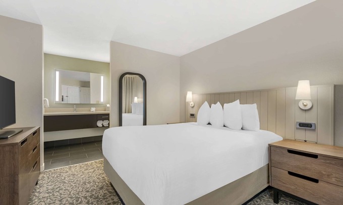 Herndon Apartamento | Convenient Location! 3 Relaxing Units, Kitchen, Pet-Friendly, Onsite Parking