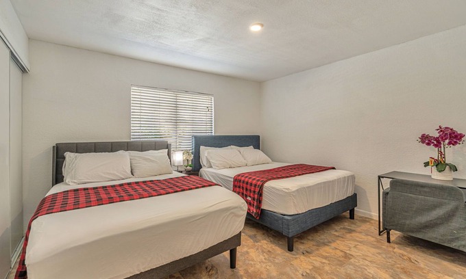 East San Jose Casa | Convenient Location/Cozy - Free Wifi/Laundry/Parkings/AC/Heater/