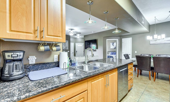Parkwood Ranch Condominio | Convenient Mesa Condo w/Pool & Hot Tub Access!