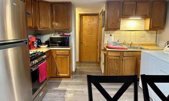 Chicopee Apartamento | Convenient pet friendly 2br/3bd w/ full bathroom located in a safe & quite city