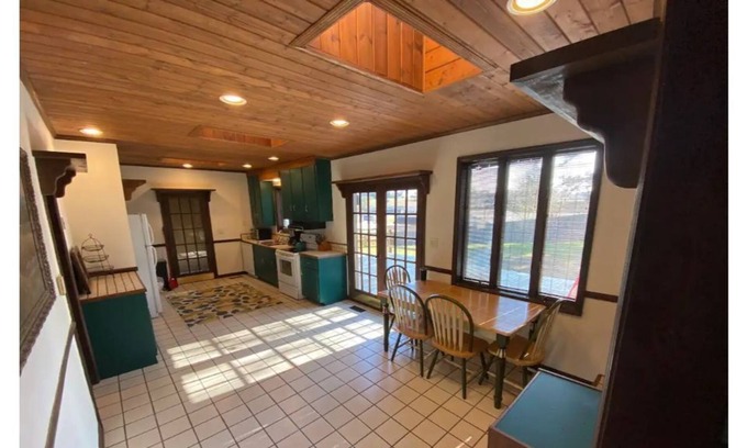 Athens Casa | Convenient, Spacious & Cheerful - The Summitt!