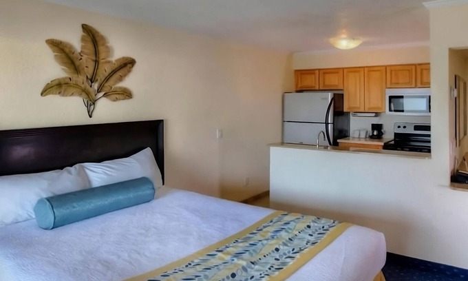 Rocky Point Hotel | Convenient Stay in Florida! Private Balcony + Living Area | Free Parking + Pool