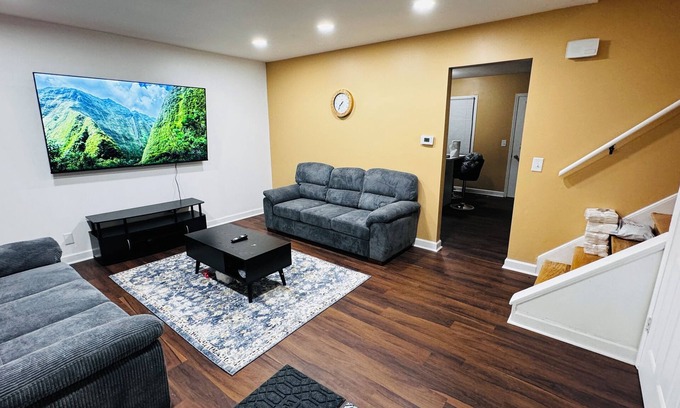 Norma Casa | Convenient Stay near Chicago O’hare Airport King Beds