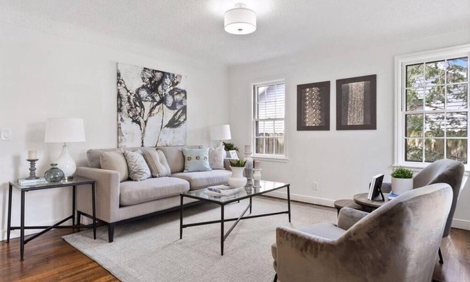 St. Louis Park Casa | Convenient to lakes, bike trails, parks. Dog-friendly. Fenced Yard.