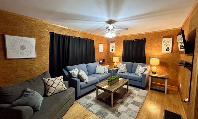 Cape Girardeau Casa | Conveniently Located Modern Home -- Downtown-River-Casino-SEMO-Hospital