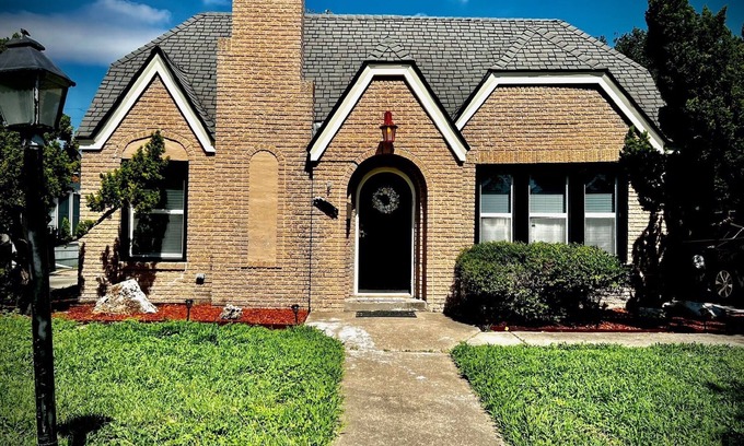 Del Mar Casa | Conveniently located in the heart of downtown Corpus Christi. Family home.