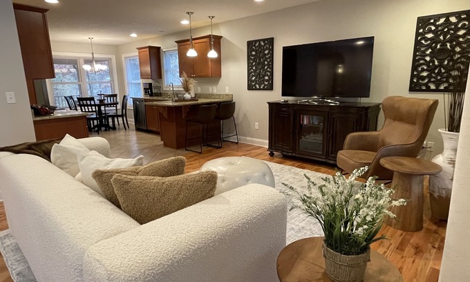 Hendersonville Casa | Convenientemente ubicado, a solo 3 millas del centro de Hendersonville.