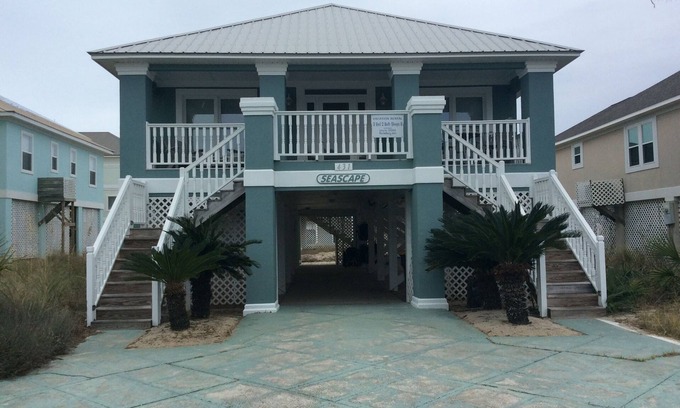 Fort Morgan Casa | Convenientemente ubicado entre la playa y las piscinas comunitarias, cancha de tenis; perro amigable