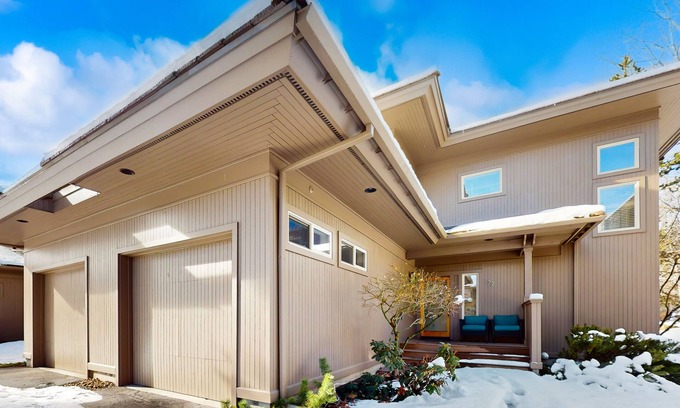 Broken Top Casa | Conveniently located townhome with kitchen, kitchenette, balcony & fireplace