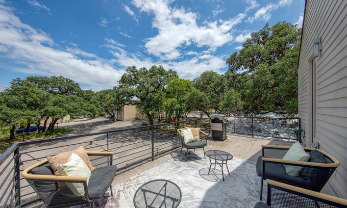 Galindo Casa | Conveniently located | Upstairs Deck BBQ