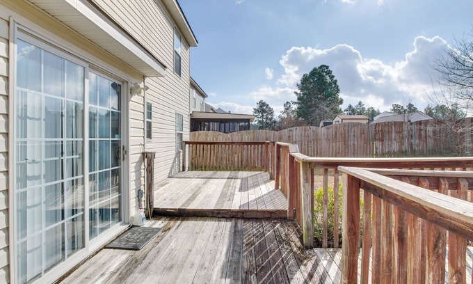 Huntcliff Casa | Conveniently Located Columbia Home w/ Deck & Yard!