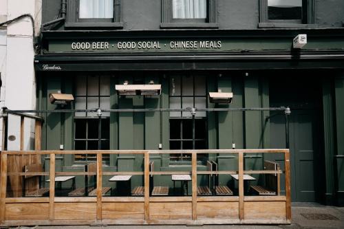 Belfast City Centre Apartamento | Converted Bar & Chinese Takeaway
