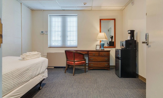 Music Row Apartamento | Converted Dorm Suite! Budget Traveler's Bliss!