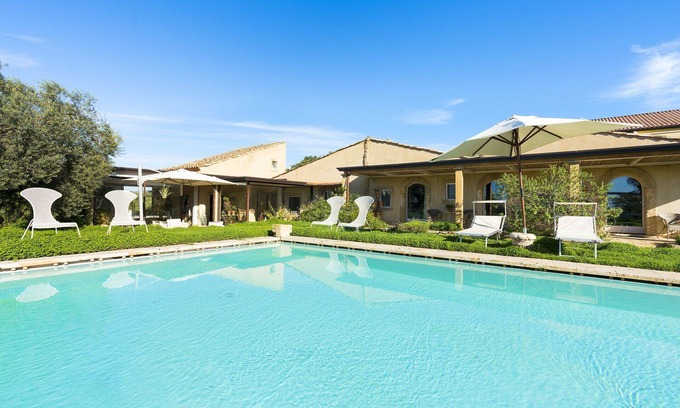 Caltagirone Villa | Casa de campo reformada enclavada en la naturaleza con piscina privada