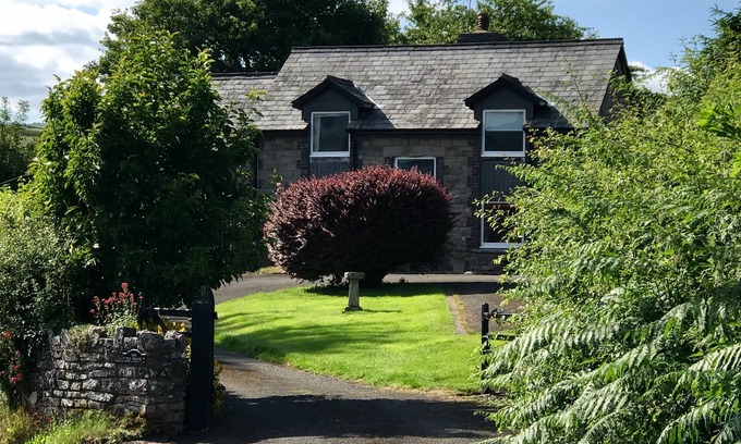 Battle Cabaña | Converted old school with picture postcard views of Pen Y Fan (sleeps 5/6)