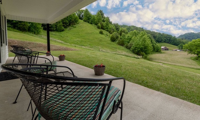 Marshall Cabaña | Conway Cottage: A peaceful countryside escape with a fire pit and Pet Friendly!