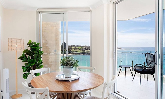 Coogee Apartamento | Coogee Lookout is Modern home with amazing ocean views and just across the road from beach!