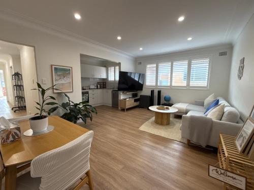 Coogee Apartamento | Coogee Sunrise 2 Bed Apt with Parking, Work Desks & Balcony