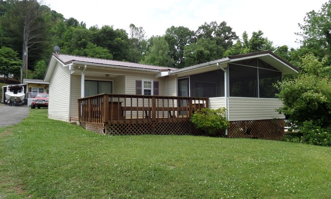 Baxter Cabina | Cookeville-Center Hill-FAMILY or FISHING Vacation-SLEEPS 8-Lake Access-NICE