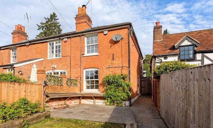 Cookham Dean Cabaña | Cookham Stunning Two Bedroom Cottage & Garden Office