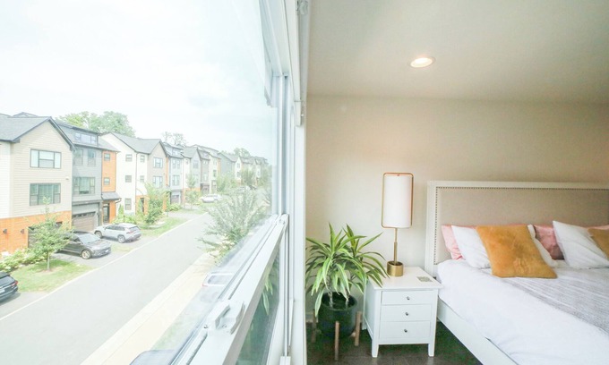 Belmont Casa | Cool 4-bedroom townhome walkable to restaurants