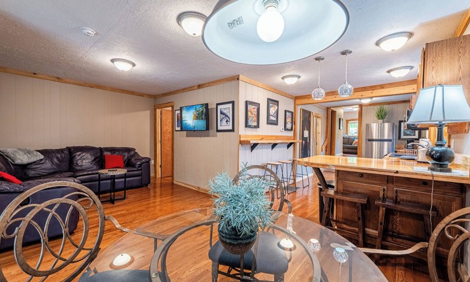 Fayetteville Cabina | Cool cabin in Fayetteville 1 mile from downtown, Hot Tub