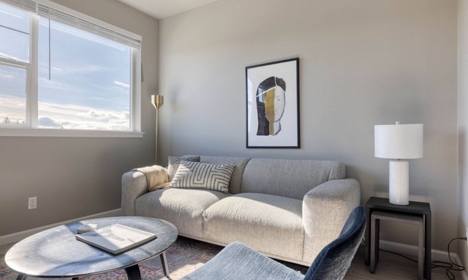 Hillsboro Casa | Cool Hillsboro 2BR w/ Parking & A/C, nr Shopping, by Blueground
