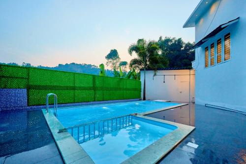Devikolam Cama Y Desayuno | Cool Nest 5 BR Pool Villa Munnar by VOYE HOMES