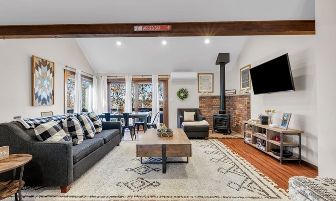 Tannersville Casa | cool nights, warm days. The best time of the year is here come enjoy all.