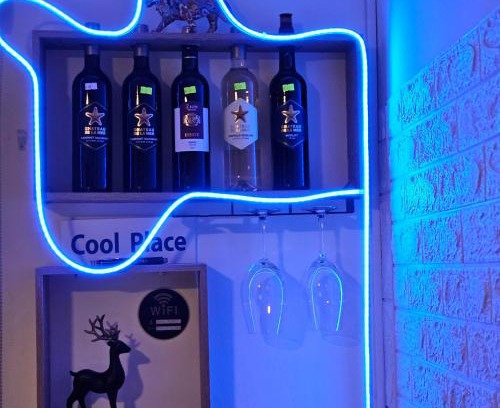 Ramat Gan Apartamento | COOL PLACE חדרים מפוארים בר"ג - חניית רכבים חינם - מיקום מרכזי בין פ"ת לת"א - קרוב לבי"ח "שיבא" - לשירות האורחים כורסת מסאז' ומכונת נספרסו - חשבונית מס l