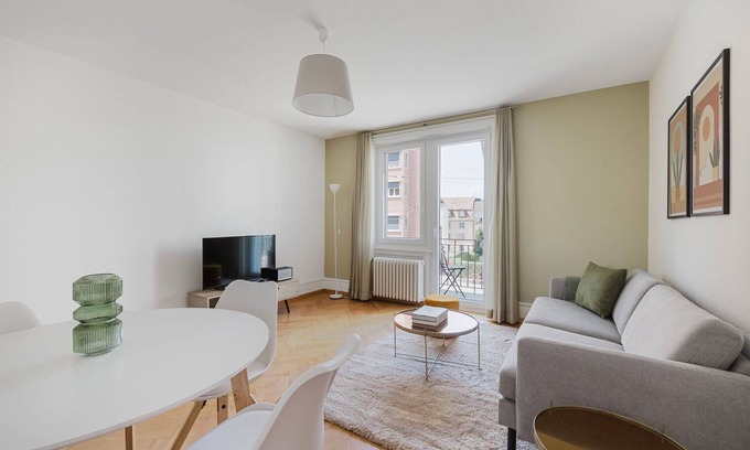 District 6 Apartamento | Cool Unterstrass 3BR, 15min walk to Zurich HB, by Blueground