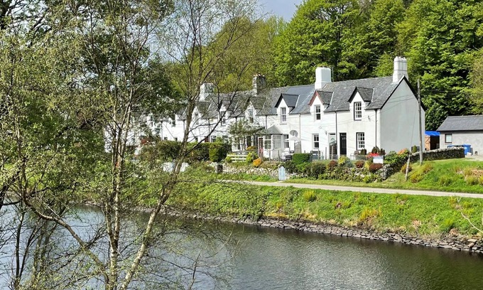 Cairnbaan Apartamento | Coorie Doon, picturesque setting on Crinan Canal
