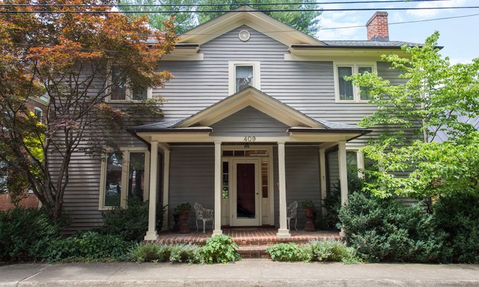 North Downtown Casa | Cope Foster - King room | Downtown Cville!
