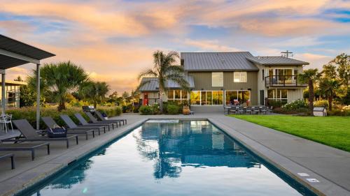 Sonoma Casa | Coplan Vineyards by AvantStay 10-Acre Estate w Pool Spa Bocce Designer Interiors