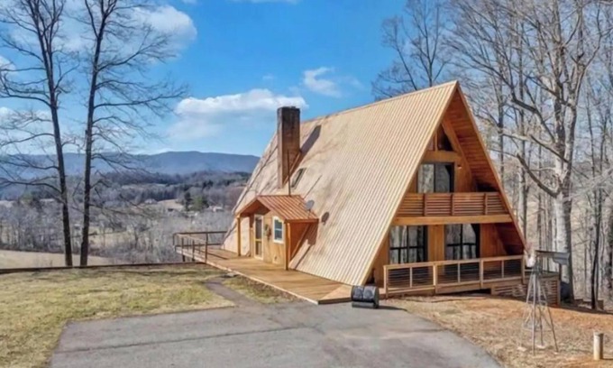 Smith River Cabina | “Copper Buffalo A-Frame” Mtn Views/Hot Tub/Firepit