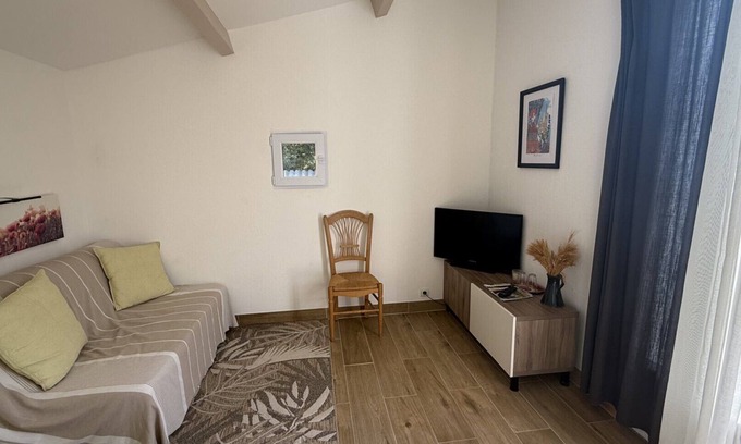 Nans-les-Pins Cama Y Desayuno | 'Coquelicot' Guest Room with Mountain View, Wi-Fi and Air Conditioning
