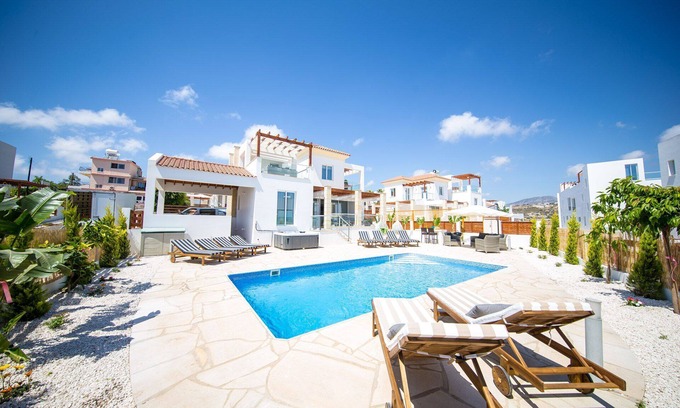 Pegeia Villa | CORAL BAY LUXURY 5 Bed Villa Piscina privada climatizada y jacuzzi 1 minuto a la playa