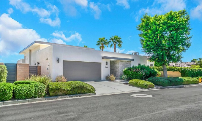 La Quinta Casa | 'Coral Sunrise' Pool & Spa 3BR/3.5BA Desert Home