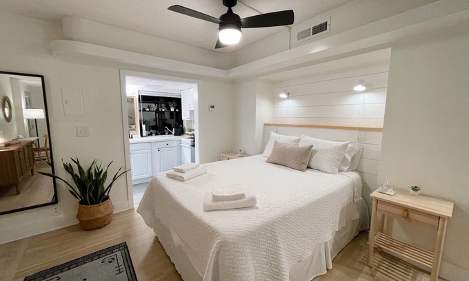 Airlie Condominio | Corner condo at the doorstep of the intercostal waterway and local restaurants!