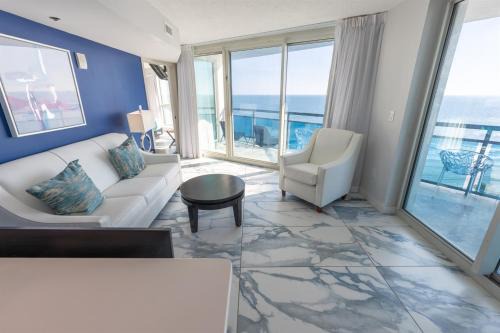 Downtown Myrtle Beach Apartamento | Corner condo w 180 ocean views & pools