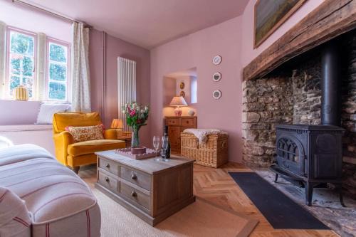 Norton St. Philip Casa | Corner Cottage with Hot Tub & Parking